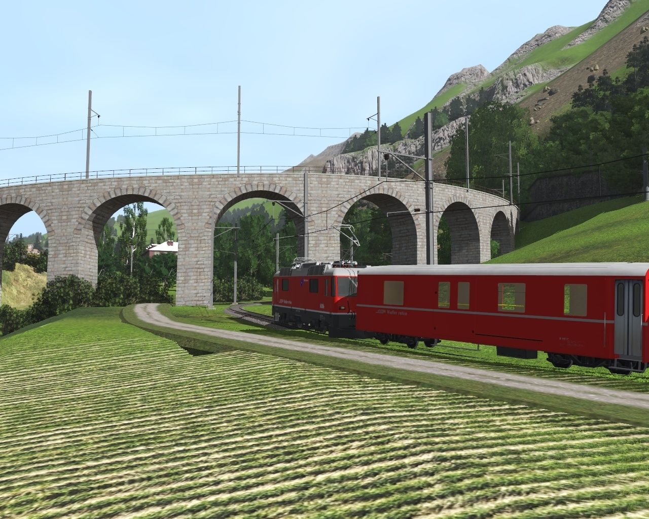 RhB-train-approaching-the-Brusio-spiral-viaduct.jpg